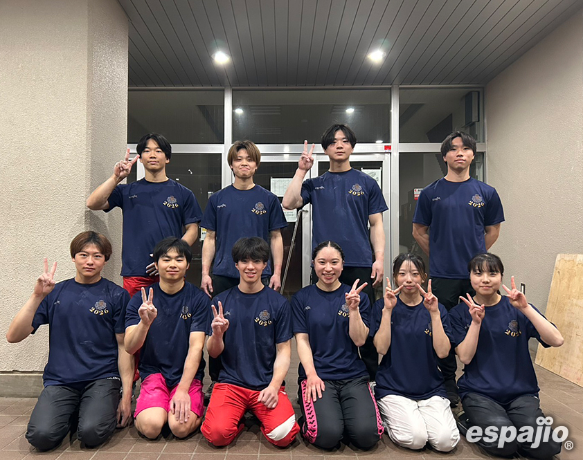 弘前大学器械体操競技部様クラブTシャツ着用集合写真Vサイン